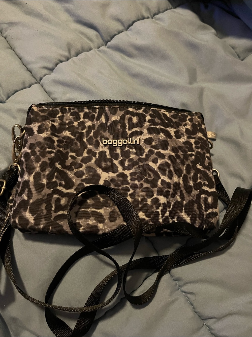 baggallini Leopard Print Crossbody Bag in Gray/Black